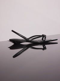 BLACK LEATHER KNOTTED FLAT SANDALS