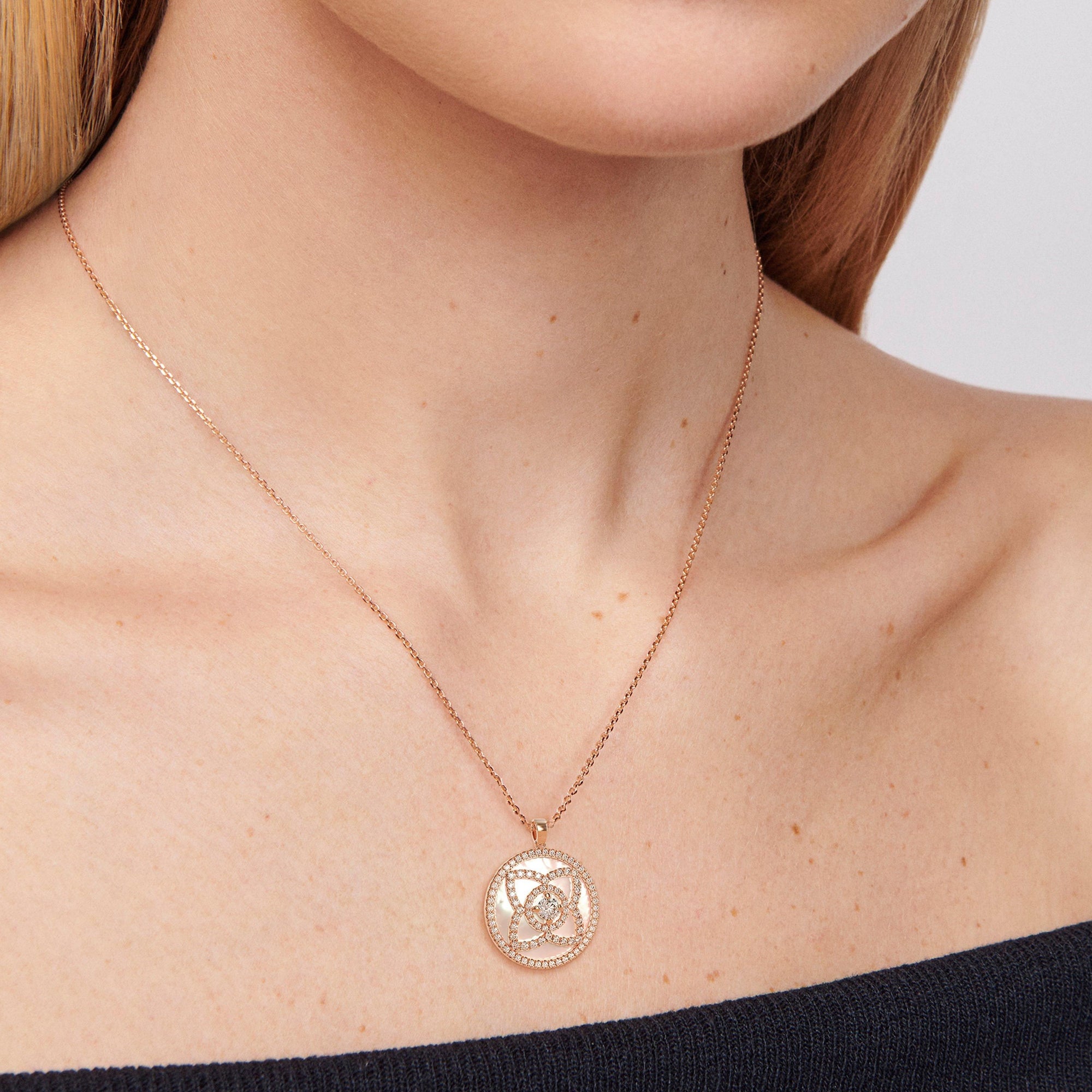 Pendentif Lotus nacré en or