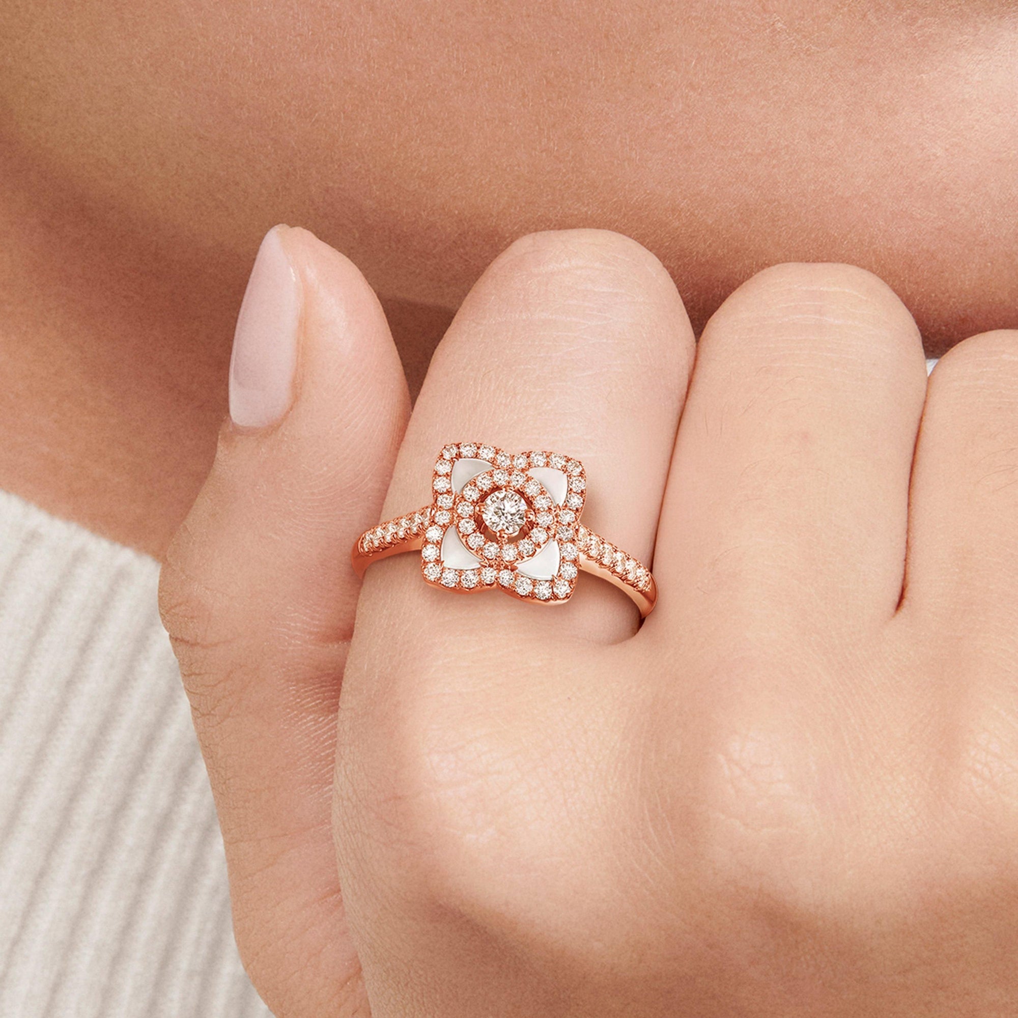 Bague Lotus nacré en or